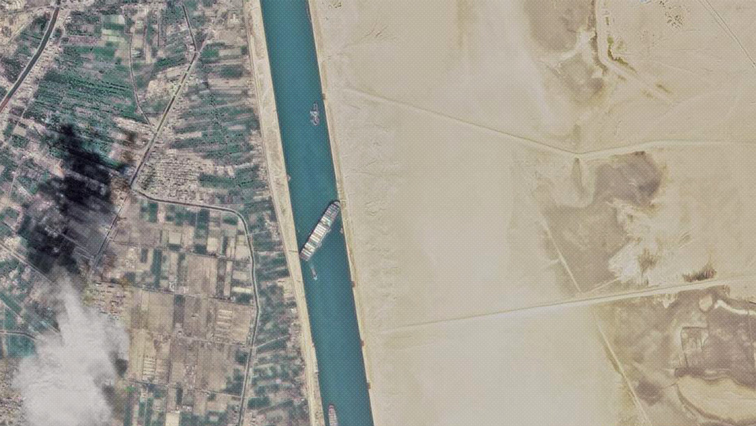 Imágenes satelitales muestran el buque encallado en el canal de Suez - RT