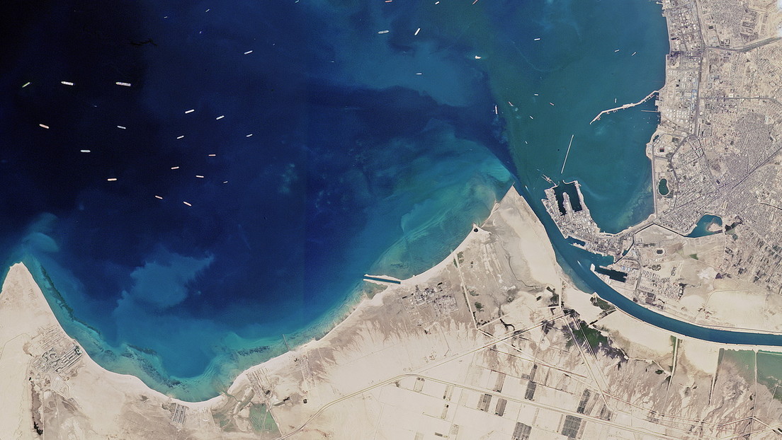 Captan desde el espacio el alcance real del atasco causado por el carguero varado en el canal de Suez