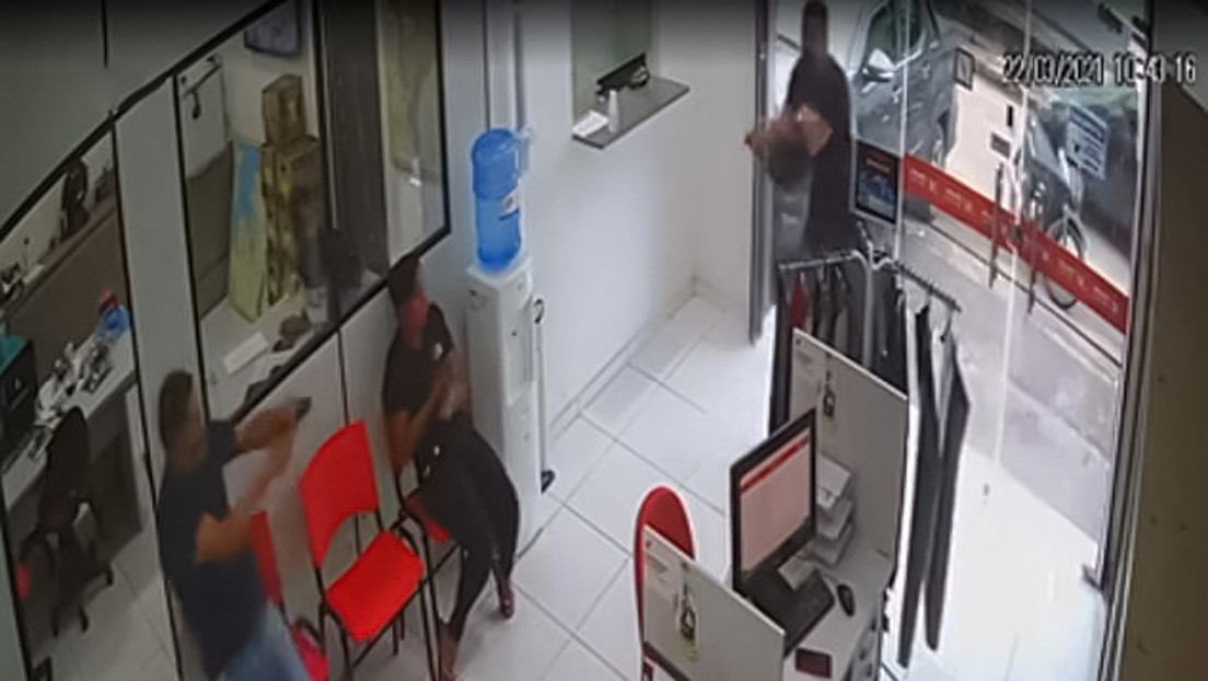 VIDEO: Una mujer queda atrapada en medio de un tiroteo entre un cliente  armado y un ladrón - RT