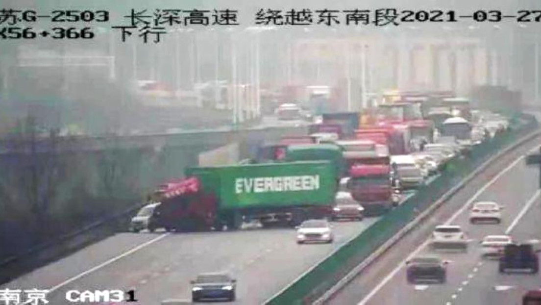 Foto Un Camion Con Un Contenedor Con El Logo De Evergreen Bloquea Una Autopista En China Recreando El Atasco Del Canal De Suez Rt