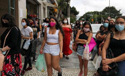 Estudiantes brasileños se dirigen a hacer un examen de enseñanza media en Sao Paulo, Brasil.