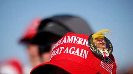 El empresario que supo explotar la imagen de Trump y su lema de campaña, también financia su partido político