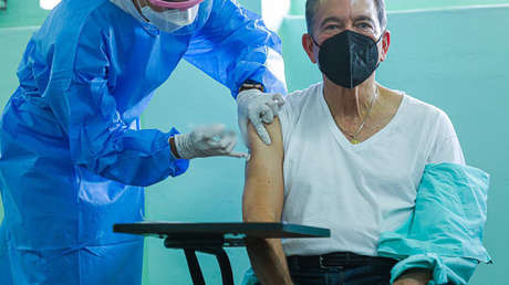 El presidente de Panamá recibe la primera dosis de la vacuna contra el coronavirus