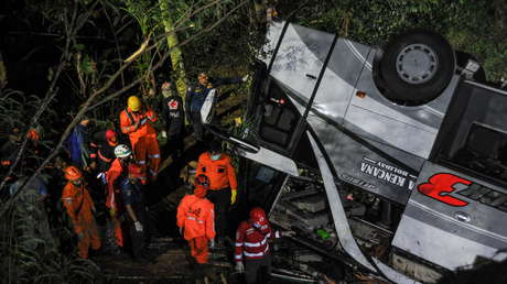 Al menos 27 personas mueren después de que un autobús escolar cayera por un barranco en Indonesia