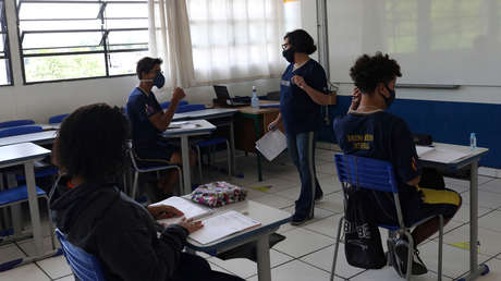 Bolsonaro veta integralmente una ley que garantizaba el acceso a internet gratis para estudiantes y profesores en Brasil