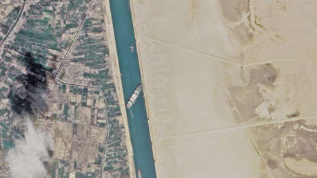 Imágenes satelitales muestran el buque encallado en el canal de Suez