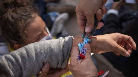 VIDEO: Migrantes son obligados a comprar brazaletes de distintos colores para que los cárteles no los asesinen en su camino a EE.UU.