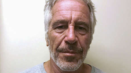 Acusan a Jeffrey Epstein de violar repetidamente a una de sus víctimas frente a su hijo de 8 años