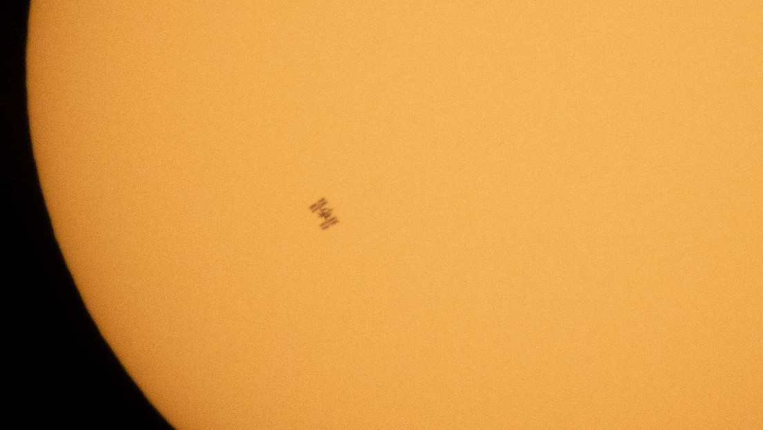 Foto: un fan della fotografia satellitare immortala il volo della Stazione Spaziale Internazionale con il sole sullo sfondo
