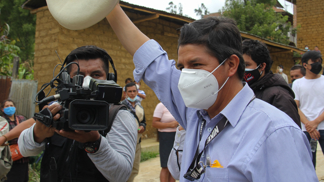 Quién es Pedro Castillo, el docente que sorprendió en las presidenciales de Perú con el voto de las regiones