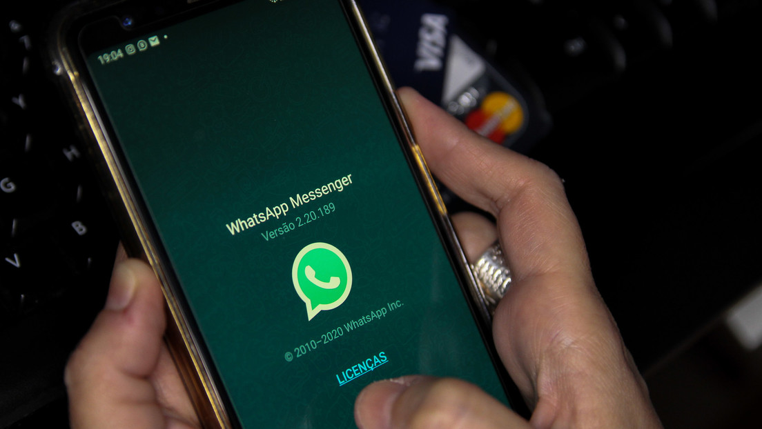 Покинула группу ватсап прикол. Картинка покинул группу ватсап. Покинул группу whatsapp. Как выйти из группы в ватсапе. Вацап.