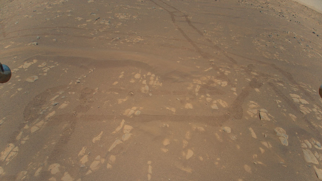 Esta es la primera imagen en color de la superficie marciana tomada por Ingenuity en vuelo.