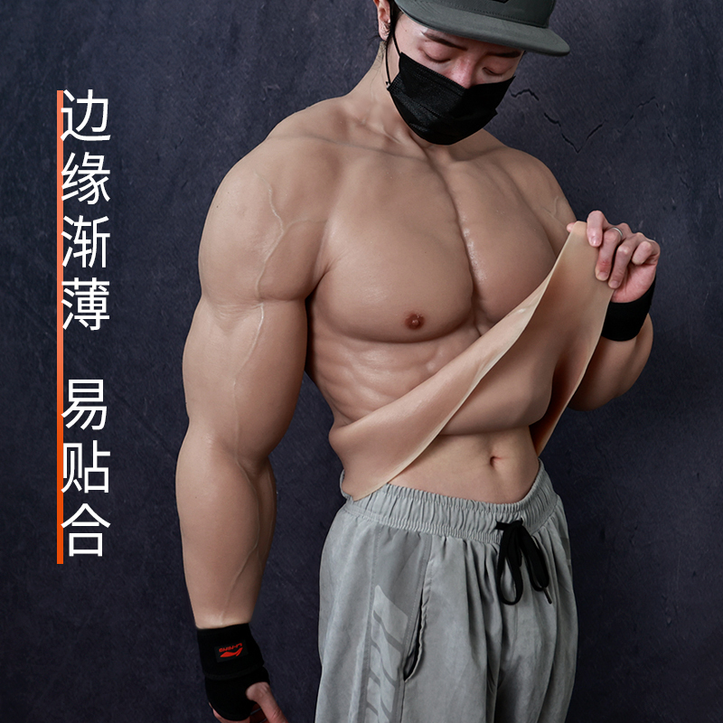 Modelo posa con el traje musculoso (Taobao/Smitizen)