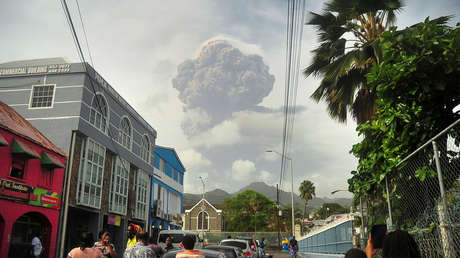 "Fase de erupción explosiva": Nueva alerta por volcán que causó la evacuación de miles de personas en San Vicente por su primera erupción desde 1979