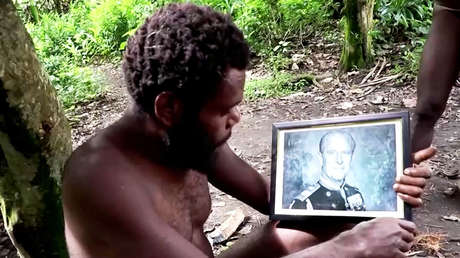 FOTOS: La tribu de una remota isla del Pacífico que venera al príncipe Felipe llora la muerte de su 'dios'