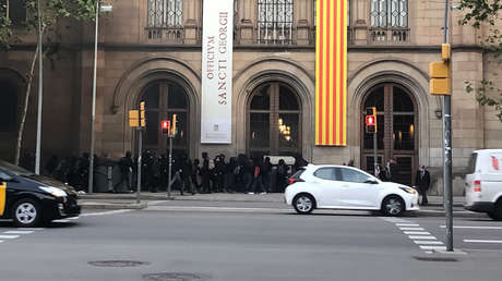 Un grupo de estudiantes ocupa el rectorado de la Universidad de Barcelona