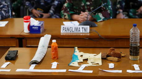 FOTO: La Armada indonesia muestra los artículos encontrados del submarino hundido con 53 tripulantes a bordo