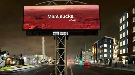"Marte apesta": Colocan una valla publicitaria frente a la sede de SpaceX en EE.UU. para criticar a Elon Musk por planes de colonizar el planeta rojo