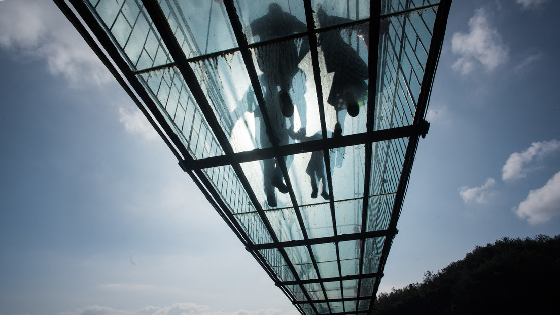 PHOTOS: A tourist is trapped on a 100-meter-high glass-bottom bridge damaged by hurricane-force winds of up to 150 km / h