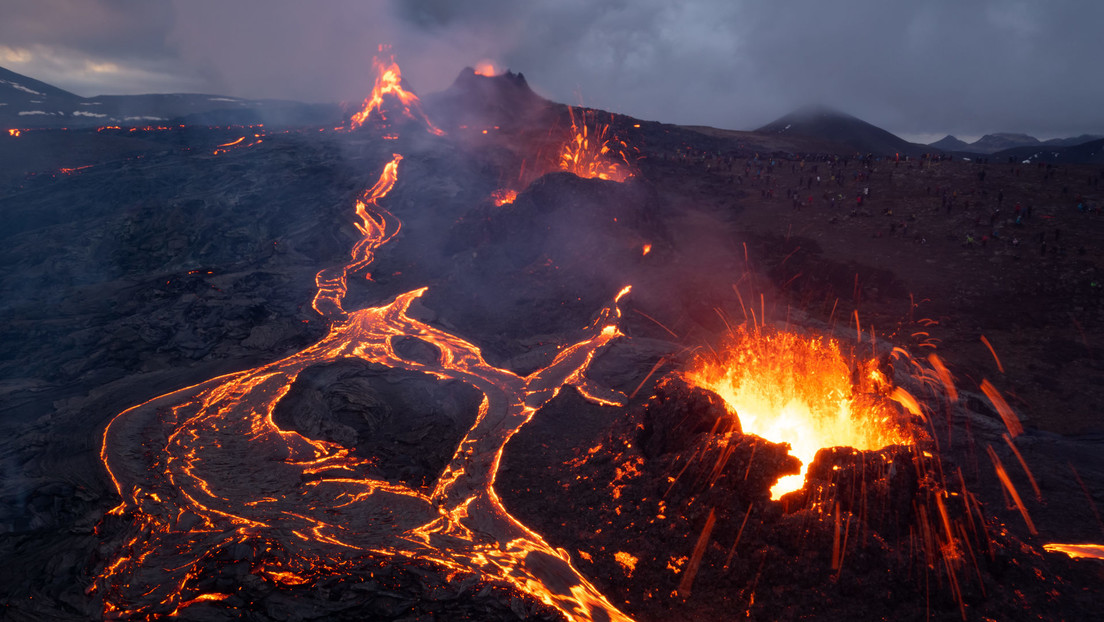 Ponen A La Venta Un Volcán En Erupción En Islandia - RT