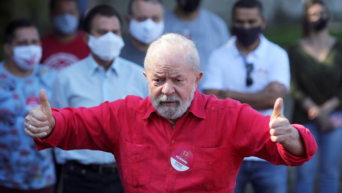 A poll indicates that Lula would win with a wide margin to Bolsonaro in the presidential elections of 2022