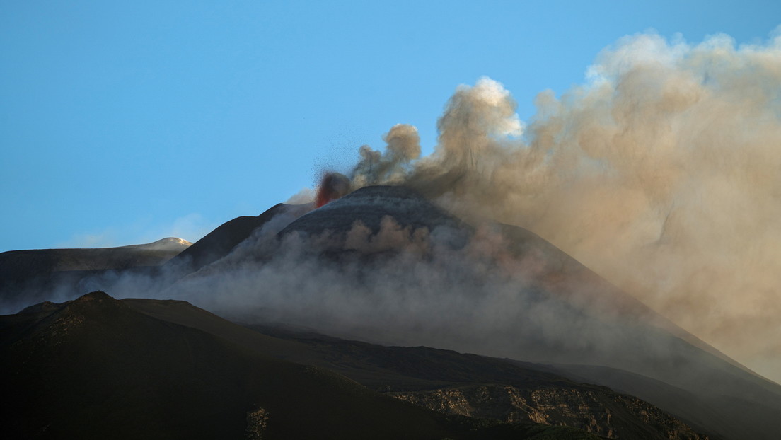 VIDEOS: Los volcanes Etna y Estrómboli hacen erupción el mismo día, arrojando lava y largas columnas de ceniza
