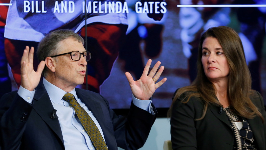 Bill and Melinda Gates sold all of their shares on Apple and Twitter before announcing the divorce
