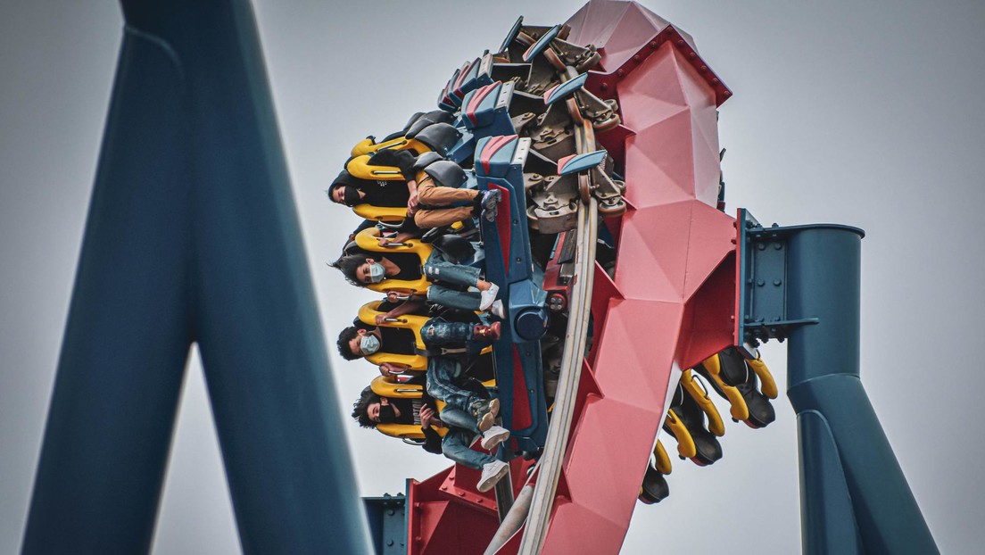 A score of people are trapped on a roller coaster in the US (VIDEOS)