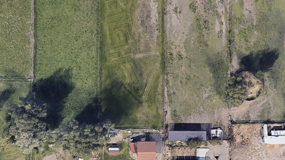 Google Earth picks up an insult written on the lawn next to a house (photo)