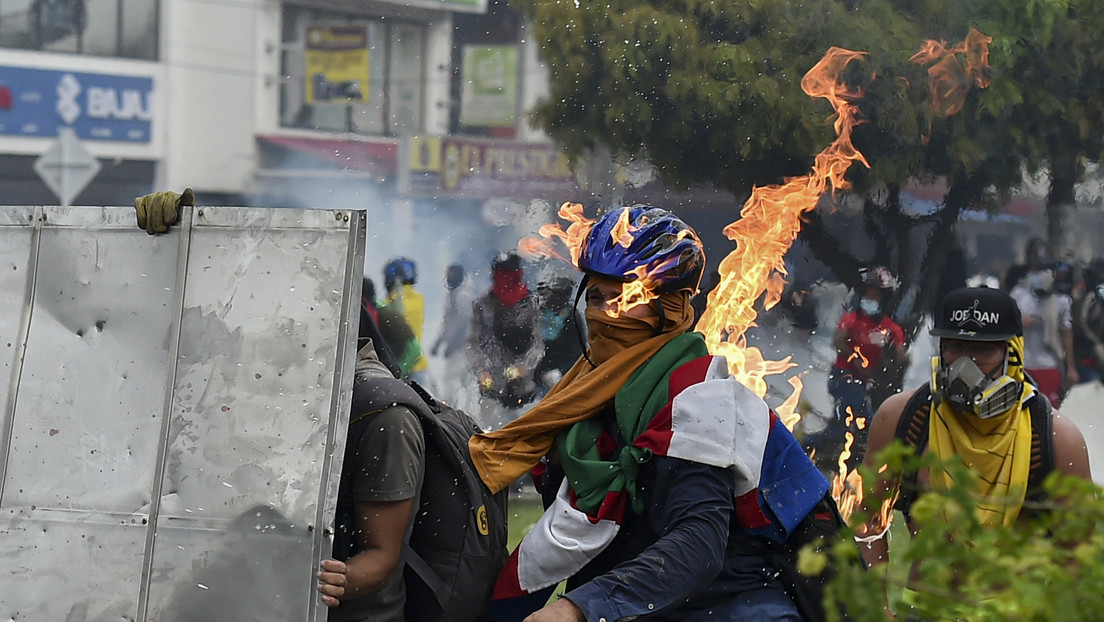 Polémicos grupos de civiles que disparan al lado de la policía durante las protestas Una denuncia por paramilitarismo? Ataques de civiles armados contra manifestantes en Colombia avivan las críticas al ministro de Defensa - RT