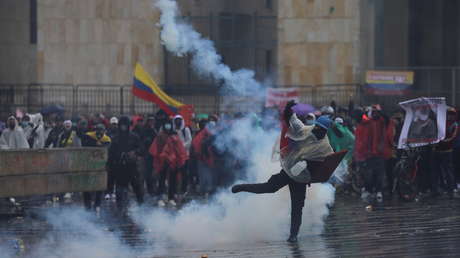 Manifestantes derriban vallas del Congreso de Colombia y se enfrentan con agentes del Esmad 