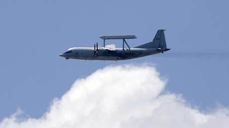 Simulan en China un combate entre un portaviones y la aviación con base en tierra