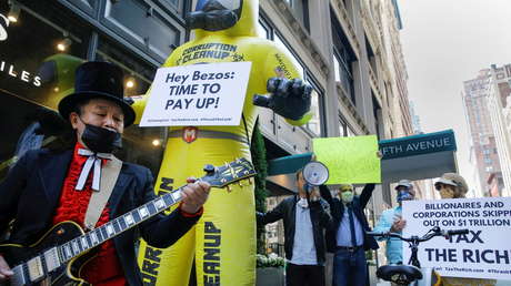 Millonarios protestan frente a la casa de Jeff Bezos exigiendo un impuesto para grandes patrimonios en EE.UU.