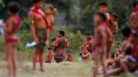 La impactante foto de una niña yanomami desnutrida que evidencia el abandono de los pueblos indígenas en Brasil