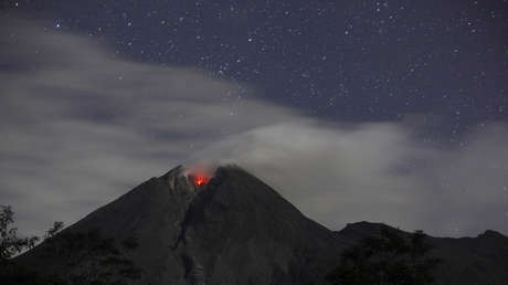 Captan el momento en el que un meteoro cae sobre el volcán más activo de Indonesia (VIDEO, FOTOS)