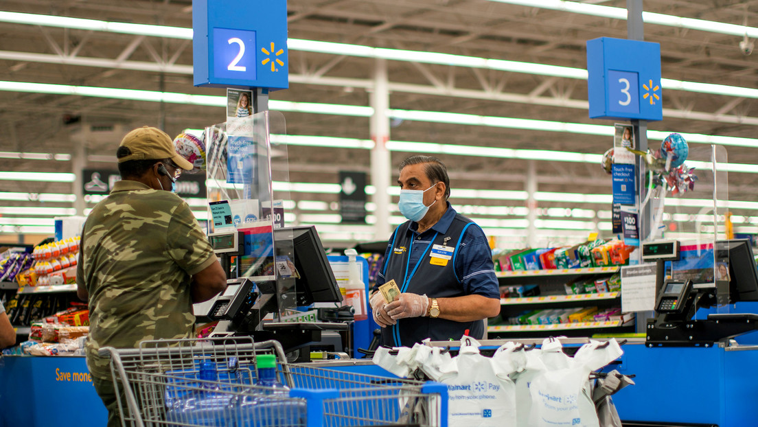 VIDEO: Un cliente se enzarza en pelea con un trabajador de Walmart y queda K.O.