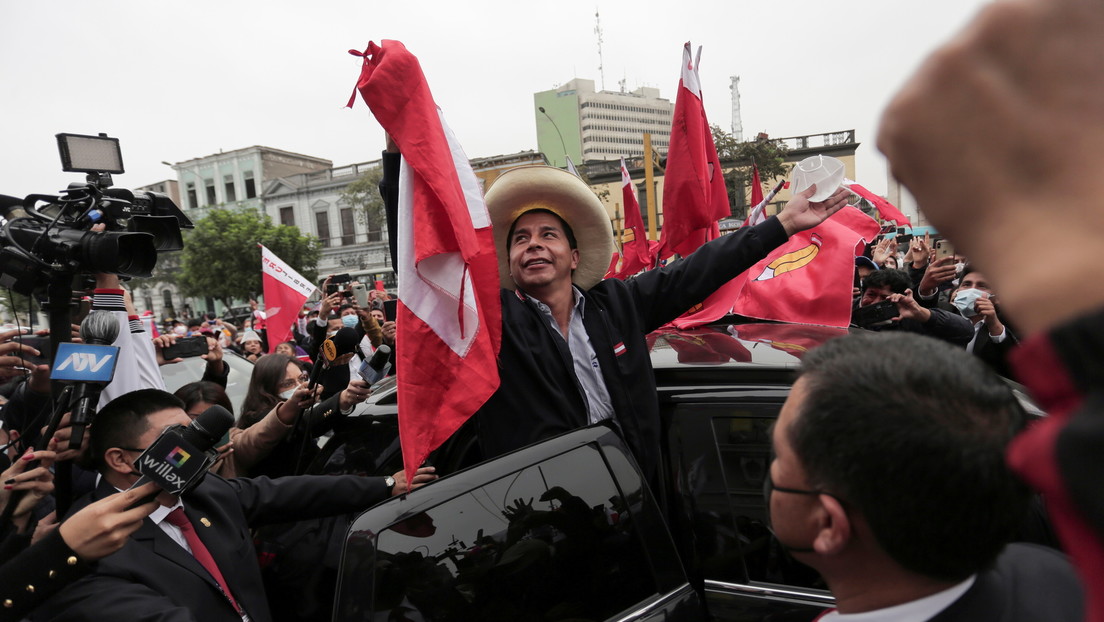 El izquierdista Castillo se impone a Fujimori en las presidenciales de Perú con todas las actas contabilizadas