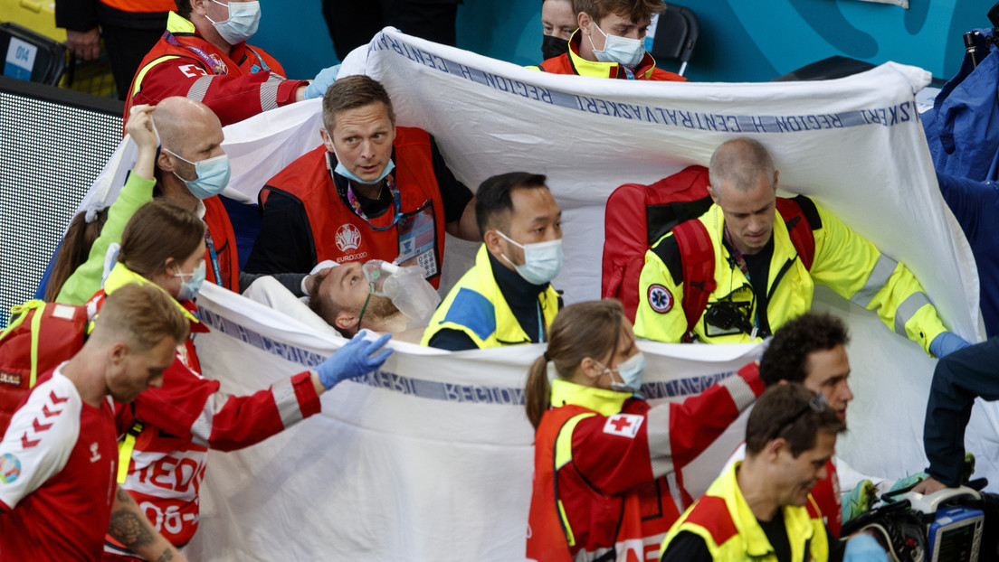 El futbolista danés Christian Eriksen se desploma durante un partido de la Eurocopa
