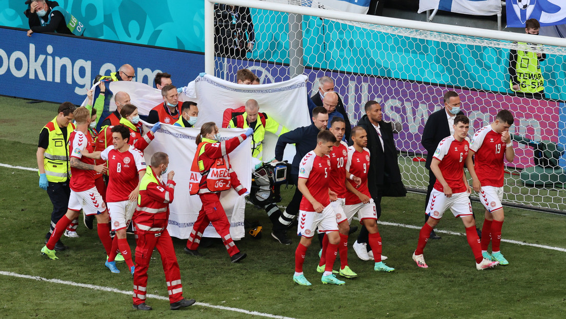 El futbolista danés Christian Eriksen se desploma durante un partido de la Eurocopa - RT