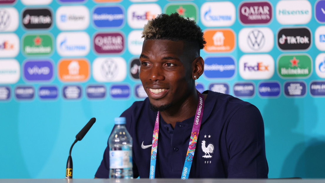 VIDEO: Paul Pogba imita a Cristiano Ronaldo, al retirar una Heineken durante una conferencia de prensa