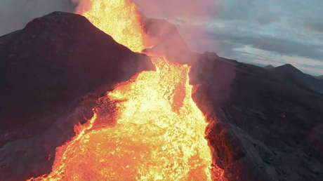 VIDEO: Un dron se estrella contra los chorros de lava de un volcán en erupción ofreciendo una "vista final épica" del cráter