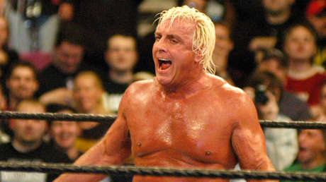 VIDEO: La leyenda de la lucha libre Ric Flair recibe un 'suplex' a los 72 años y es lanzado a una piscina