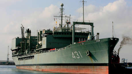Se incendia y se hunde el barco más grande de la Armada de Irán en el golfo de Omán