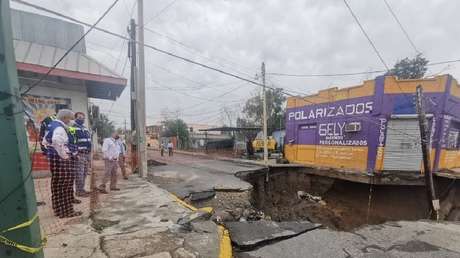 FOTOS: Um novo sumidouro se forma no meio da rua no México após o enorme desabamento que ocorreu em Puebla, que continua a crescer
