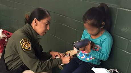 VIDEO: Encuentran a una niña migrante de 5 años abandonada cerca del muro fronterizo en EE.UU.
