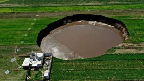 VIDEOS: El socavón gigante formado en México acaba de 'devorar' la casa de una familia y se sigue expandiendo