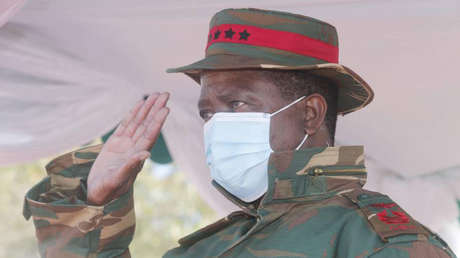 VIDEO: Momento en que el presidente de Zambia se desmaya durante un evento militar