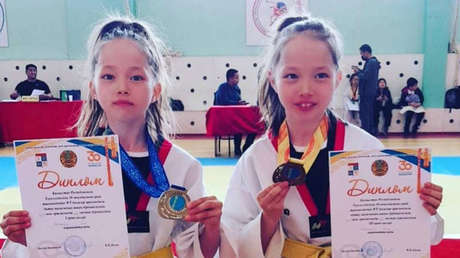 Hermanas salen a la final de un torneo infantil de taekwondo, pero en vez de luchar determinan a la ganadora a piedra, papel o tijera (VIDEO)