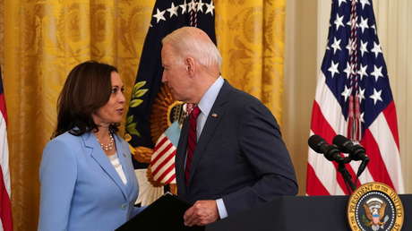Kamala Harris le 'recuerda' al presidente de EE.UU. durante una rueda de prensa que hable sobre el derrumbe de un edificio en Miami antes de marcharse
