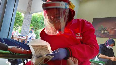 La Cruz Roja ve Indonesia "al borde del desastre" por la transmisión de la cepa Delta del coronavirus
